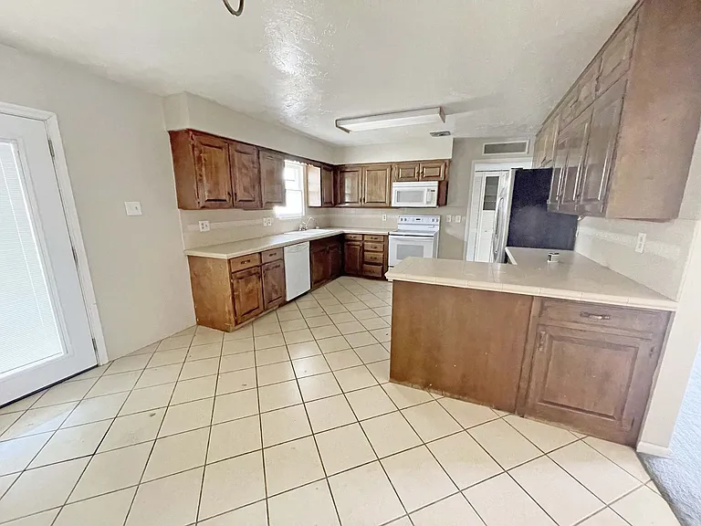 402 E Mesa Dr — Photo 3