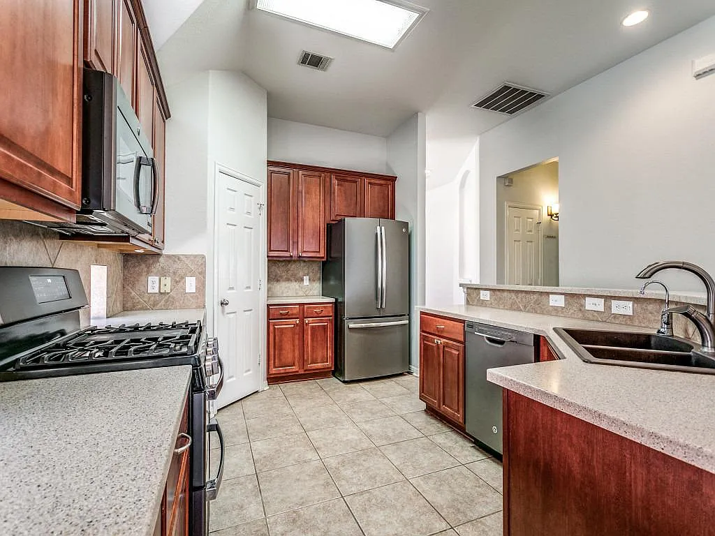 4 bed, 2115 sqft, $2,500 — Photo 4