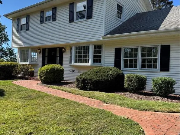 5963 Clubhouse Ln, Allentown, PA 18106