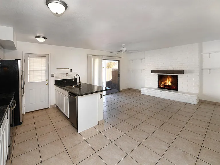 2913 S Elm St — Photo 4