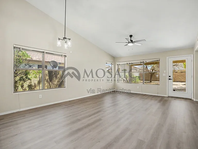 2033 E Willow Wick Rd — Photo 10