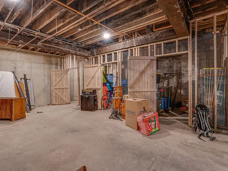 2737 Cambridge St — Photo 28