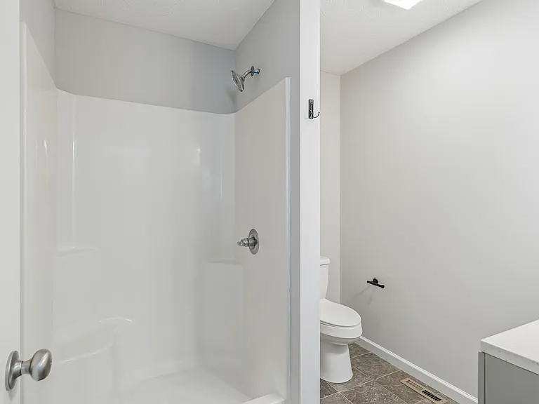 2100 Paris Rd — Photo 17