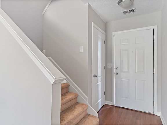 4th image of 405 Red Coat Ln