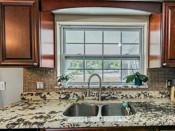 5th image of 306 Laurel Ct