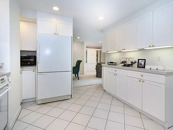 5th image of 165 Holworthy St