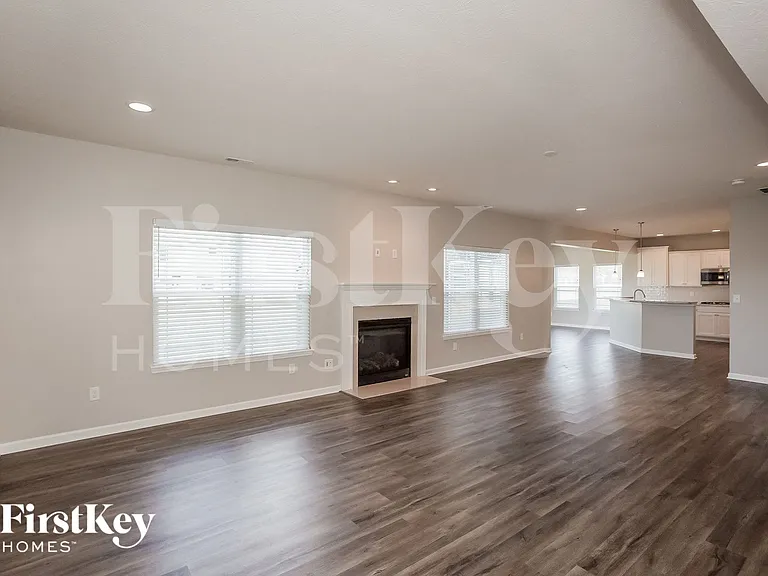 4618 W Otway Ln — Photo 3