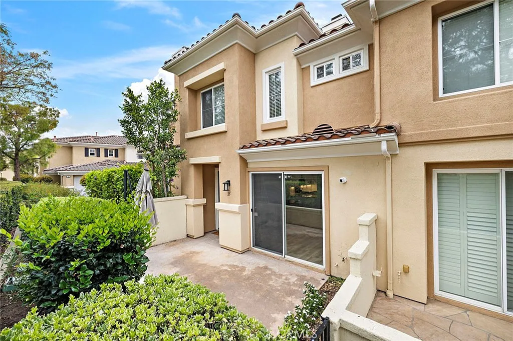 2 bed, 2.5 bath, 1329 sqft, $3,850 — Photo 2