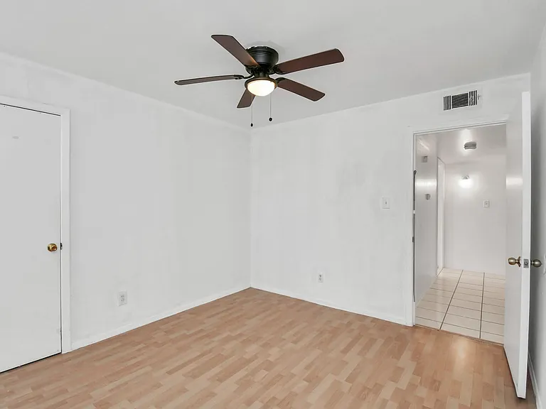 530 Westshire Dr — Photo 7
