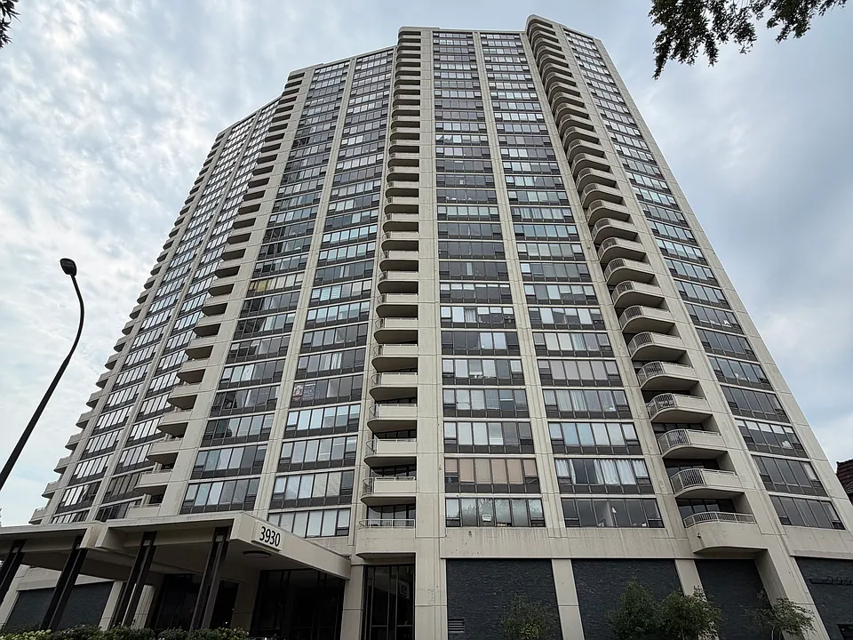 3930 N Pine Grove Ave #604