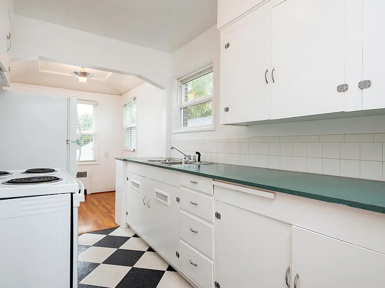 2211 NE Pacific St — Photo 18