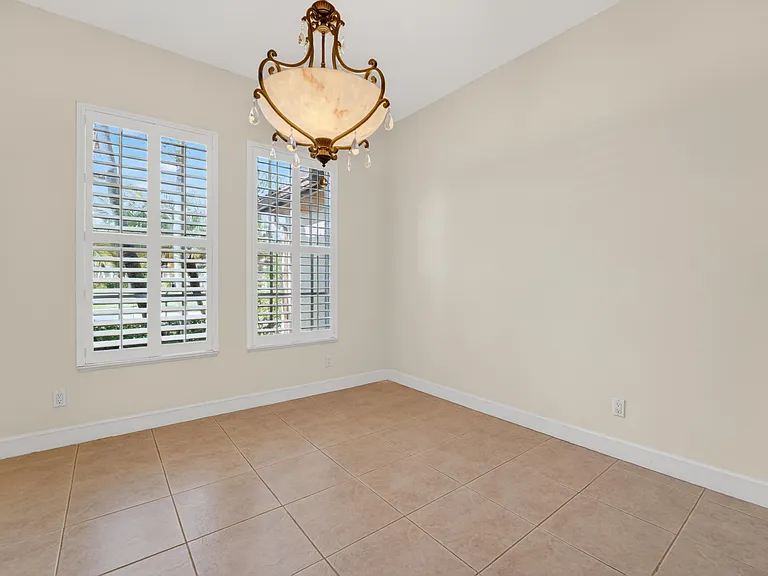 854 SW Saint Tropez Ct — Photo 15
