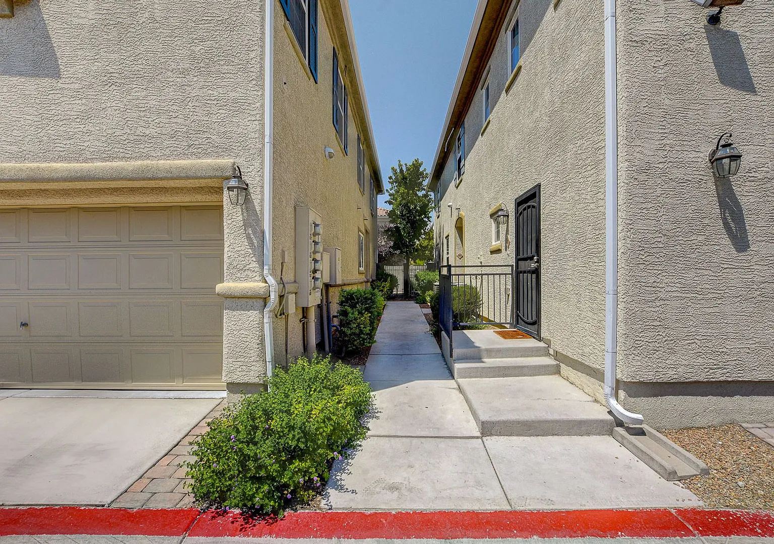 Stunning 3 Bedroom 2.5 Bath Condo! — Photo 4