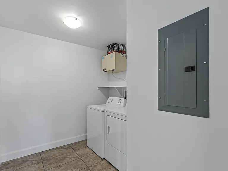 80 Holtwood Ct — Photo 17