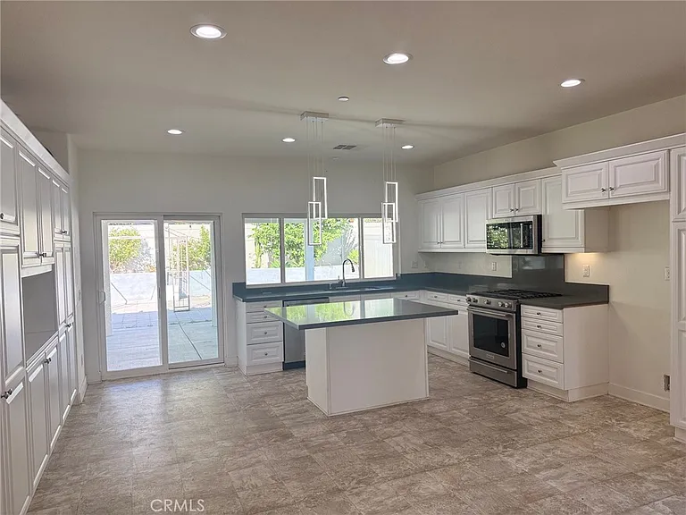2975 Gibson St — Photo 6