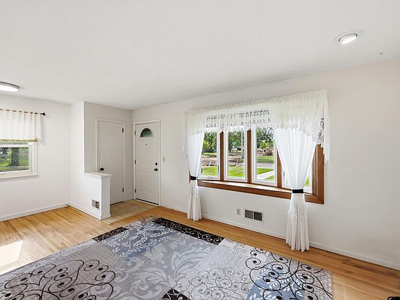 5th image of 601 114th Ave NW