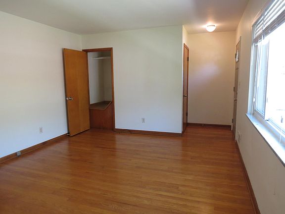 4th image of 472 E Stafford Ave
