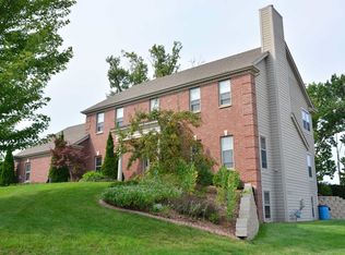 N66W13236 Crestwood Dr, Menomonee Falls, WI 53051