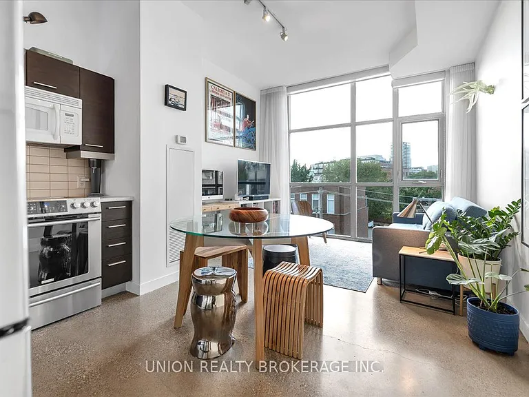 569 King St E #404 — Photo 2