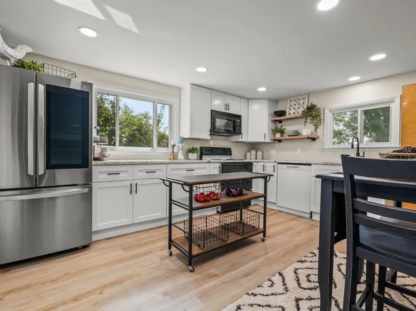 4969 E Parish Rd, Midland, MI 48642