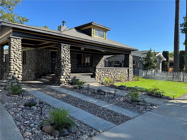 310 Alexander St — Photo 2