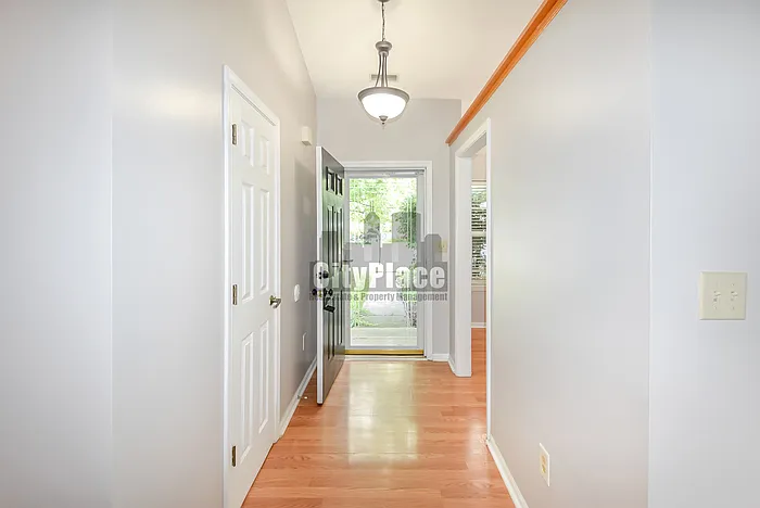 3 bed, 2.0 bath, 1168 sqft, $1,895 — Photo 4