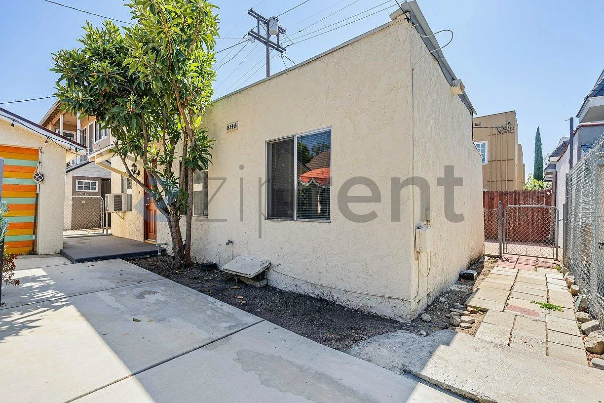 2 bed, 800 sqft, $2,200 — Photo 1