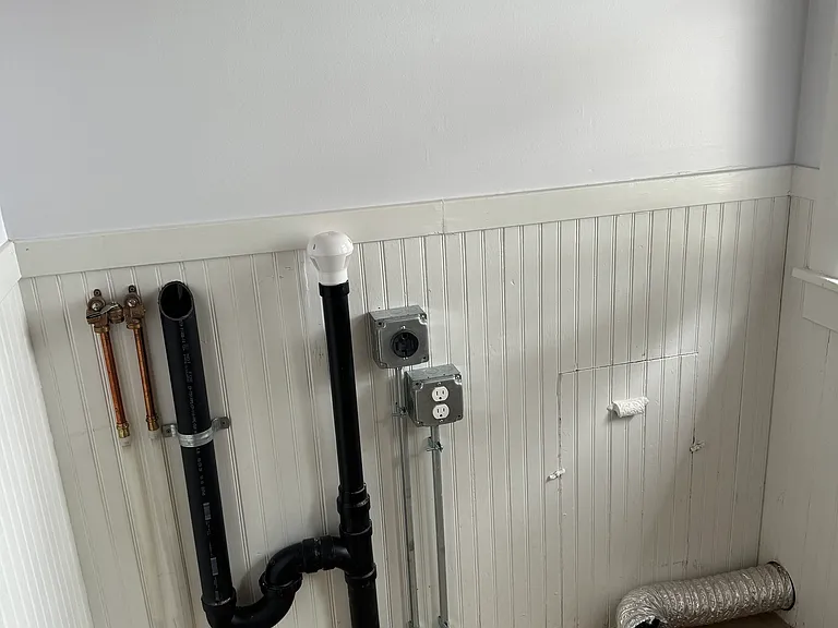 Washer/Dryer hookups
