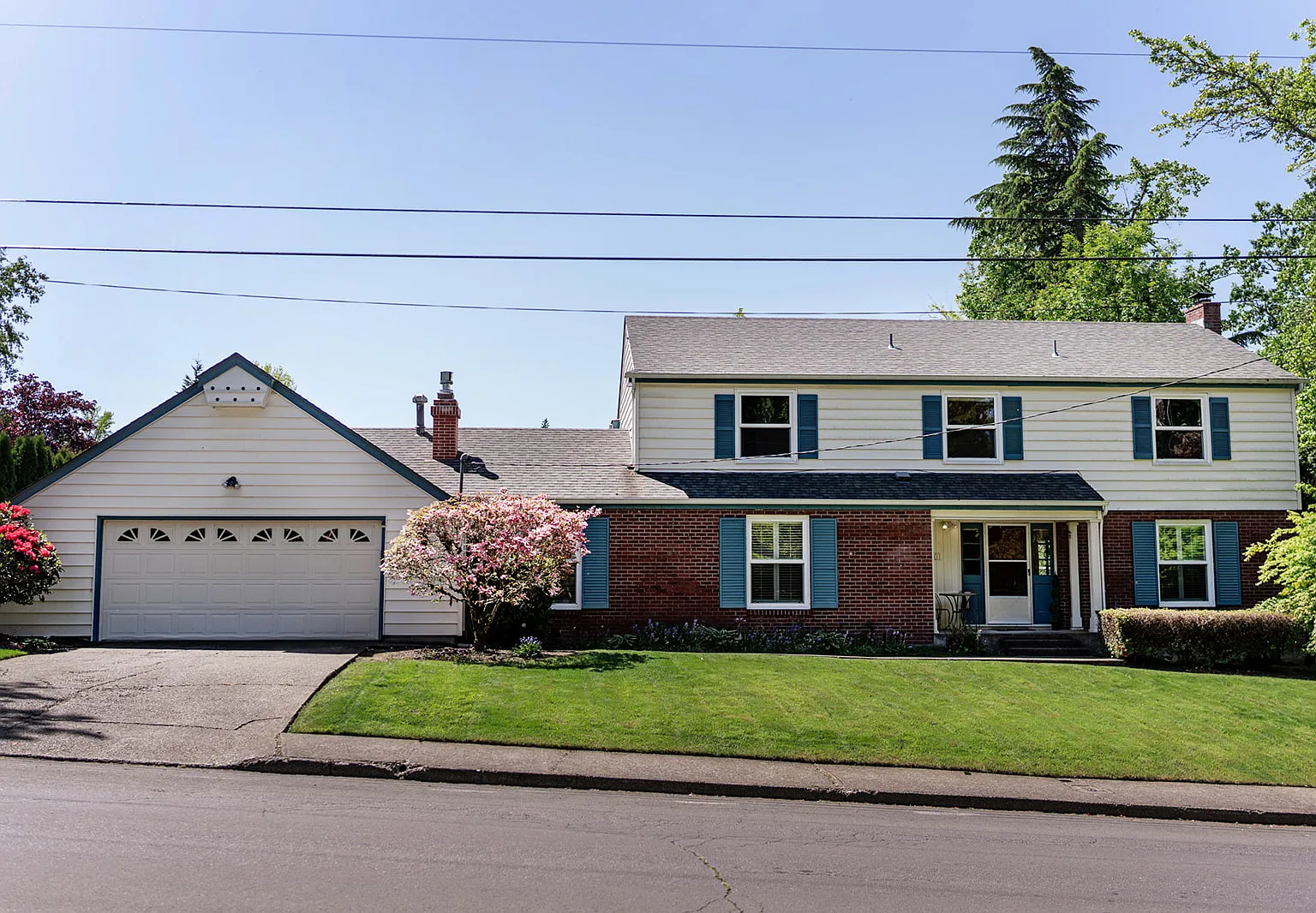 4 bed, 2.5 bath, 2572 sqft, $3,800 — Photo 1