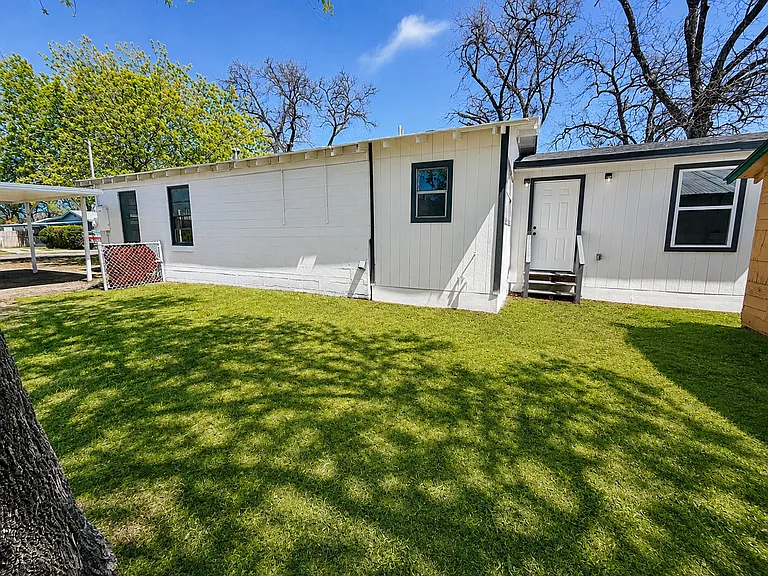 318 Uvalde St — Photo 24