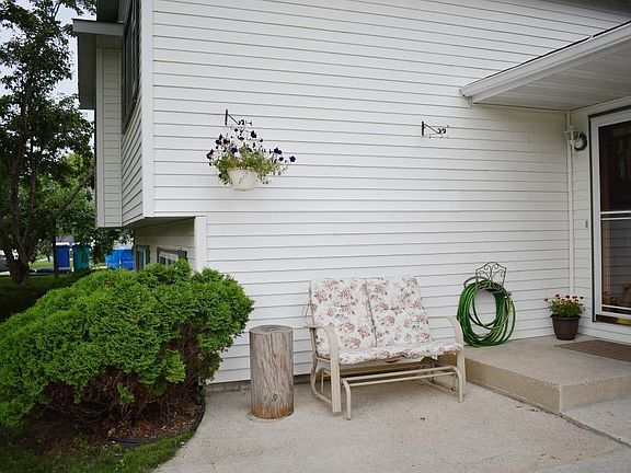 3rd image of 1926 Greenwood Dr NE