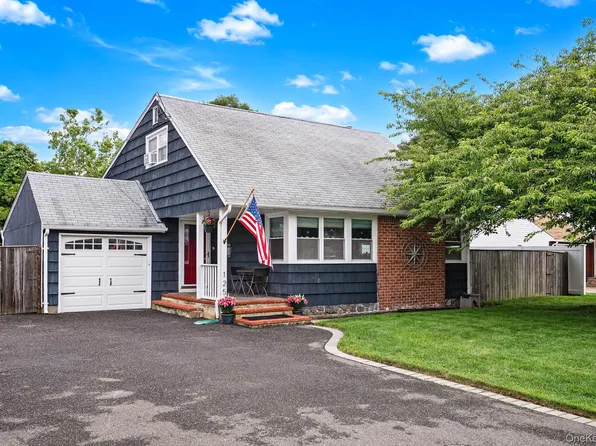 125 Raleigh Lane, West Islip, NY 11795