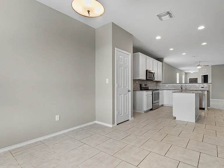 10719 Noble Cyn — Photo 11