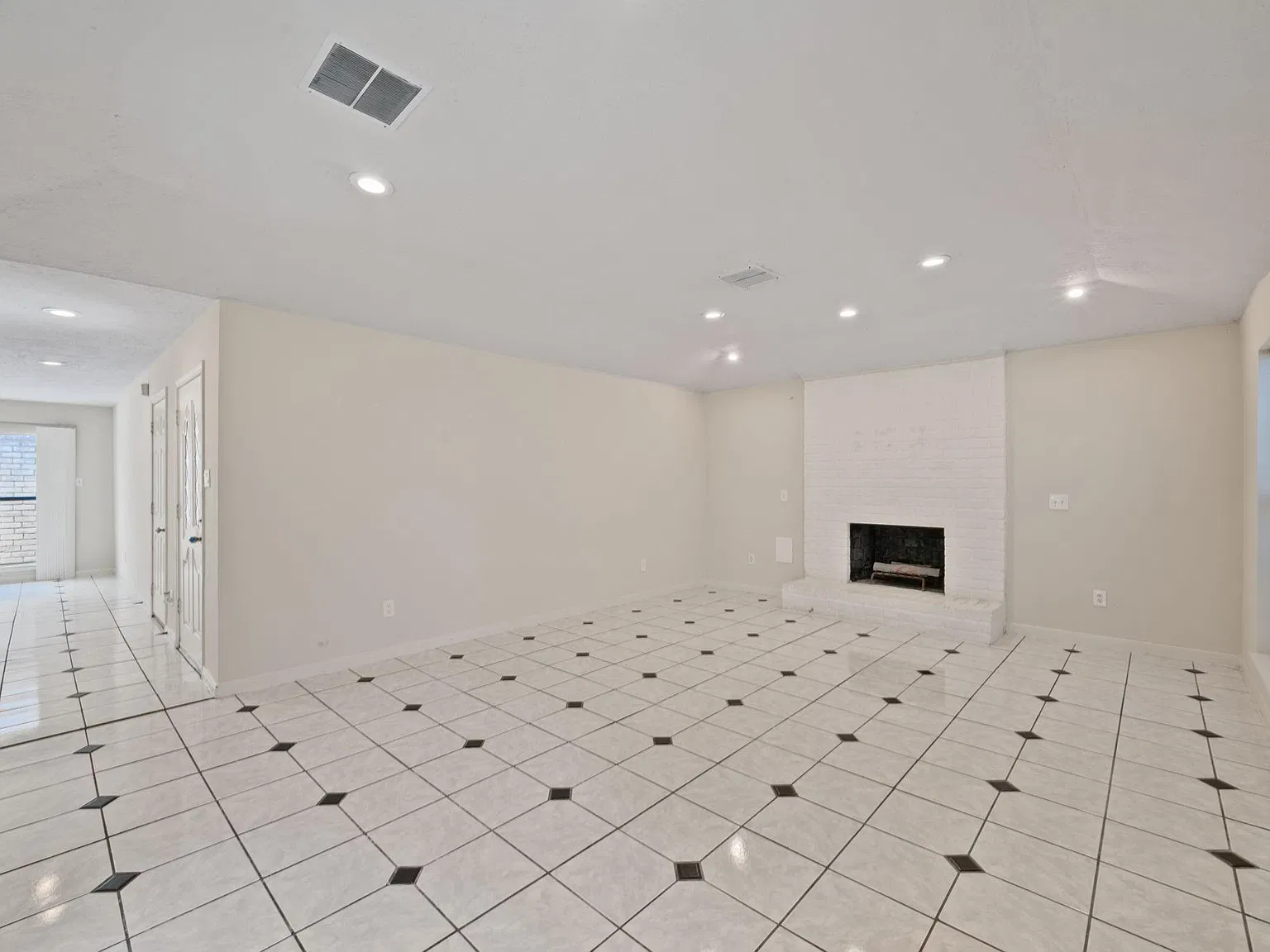 3 bed, 2.0 bath, 2103 sqft, $1,800 — Photo 3