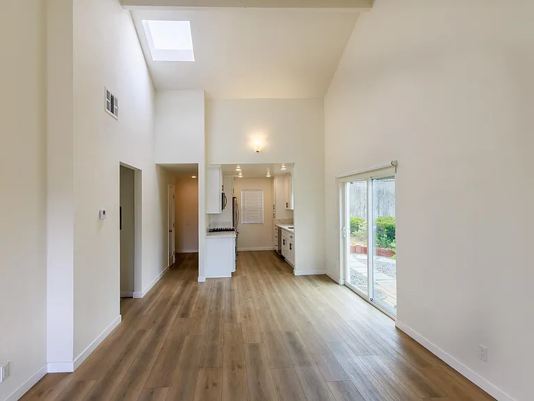 275 Hillcrest Dr #105 — Photo 4