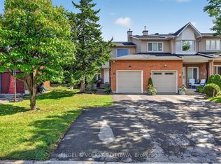 9 Streamwood Ln, Ottawa, ON K1T3R2