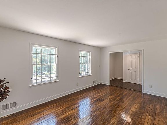 5th image of 2851 Lloyd Rd
