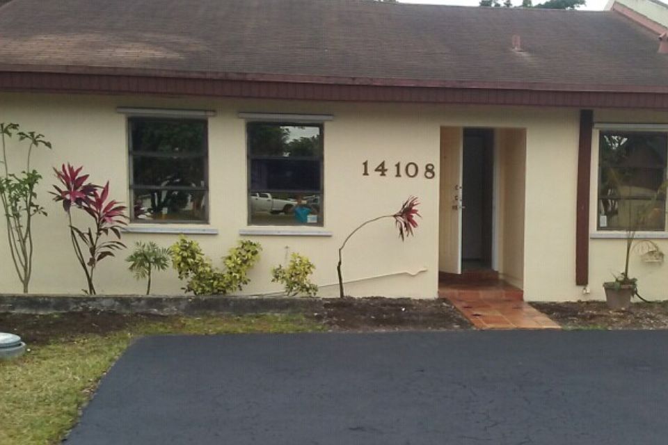 Front view of end unit townhome