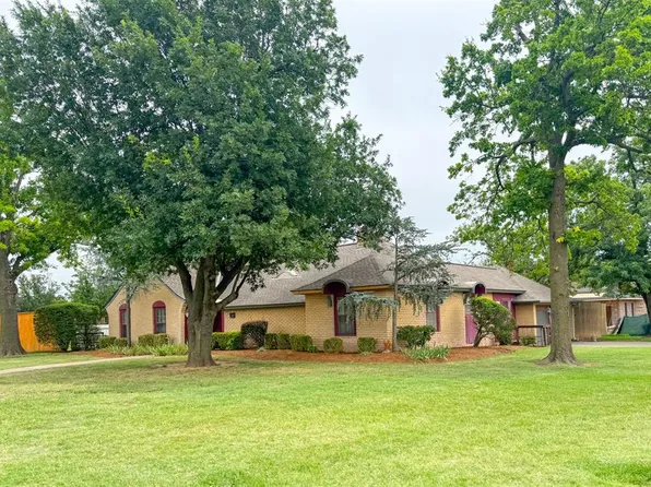 1816 Huntington Ave, Nichols Hills, OK 73116