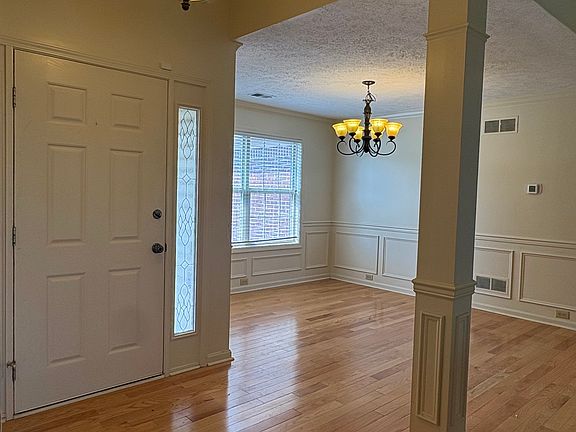 5th image of 5715 Waveland Cir