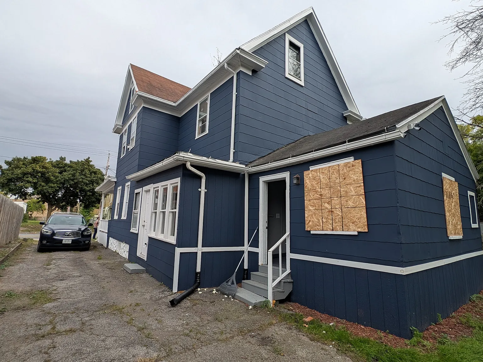 4 bed, 1.5 bath, 2302 sqft, $2,400 — Photo 2