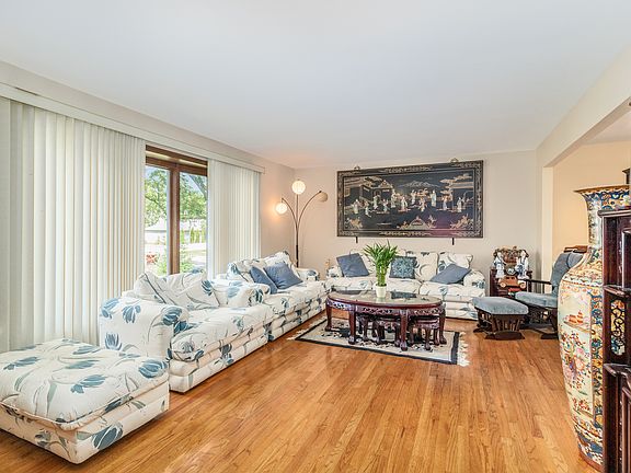 4th image of 2101 Dartmouth Ln