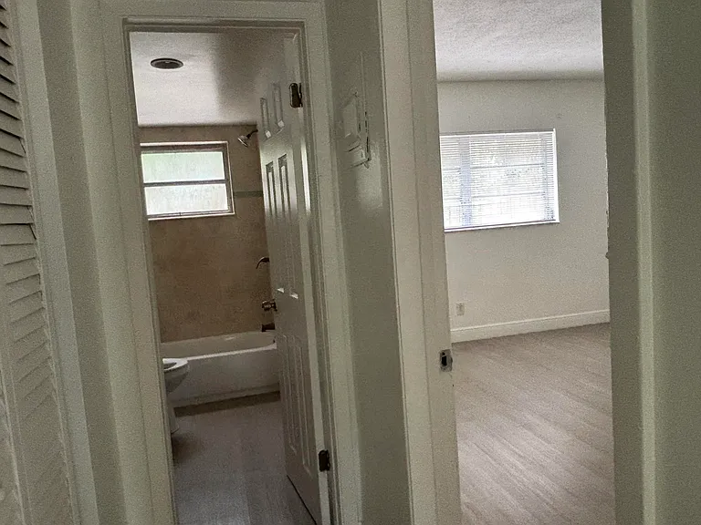 1916 SW 11th St #5 — Photo 9