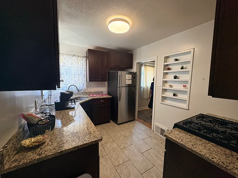 827 SW Hedgewood Ave — Photo 5