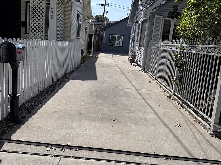943 N Roosevelt Ave — Photo 2