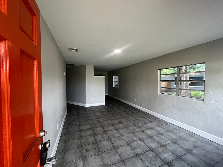 2615 S Laurel Ave — Photo 2