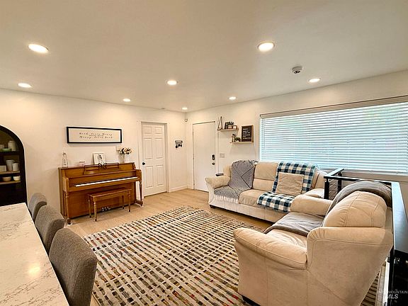 3rd image of 2631 Fairmont Dr