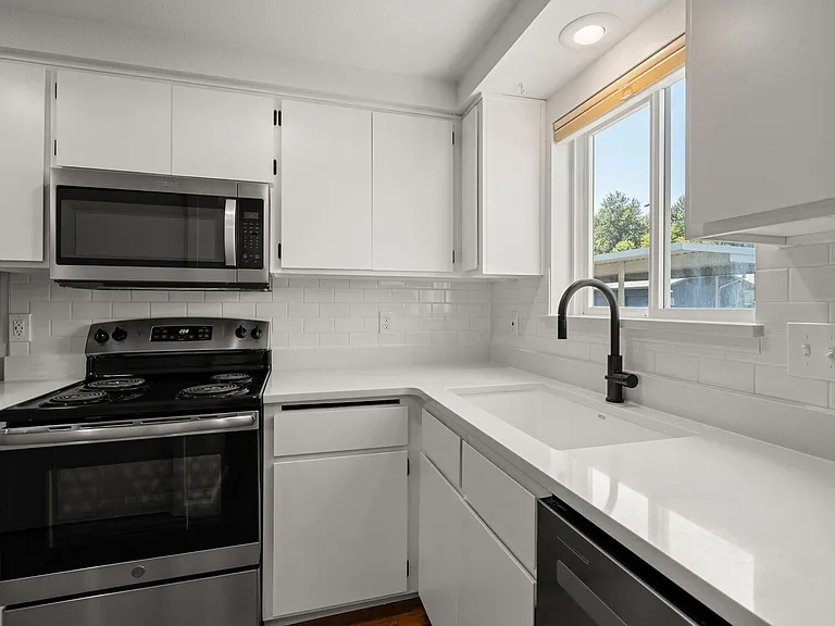 Talent Parkside Apartments — Photo 33
