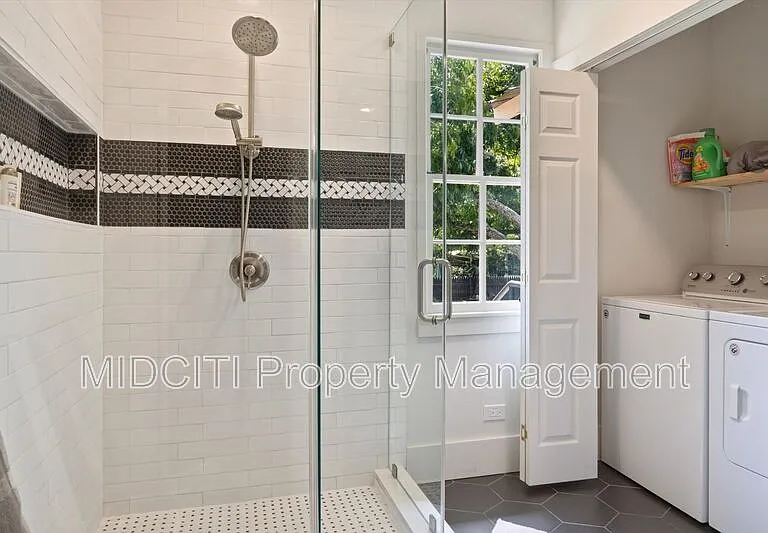 1017 W Hopkins St — Photo 20