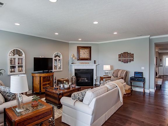 3rd image of 1008 Zeller Cir